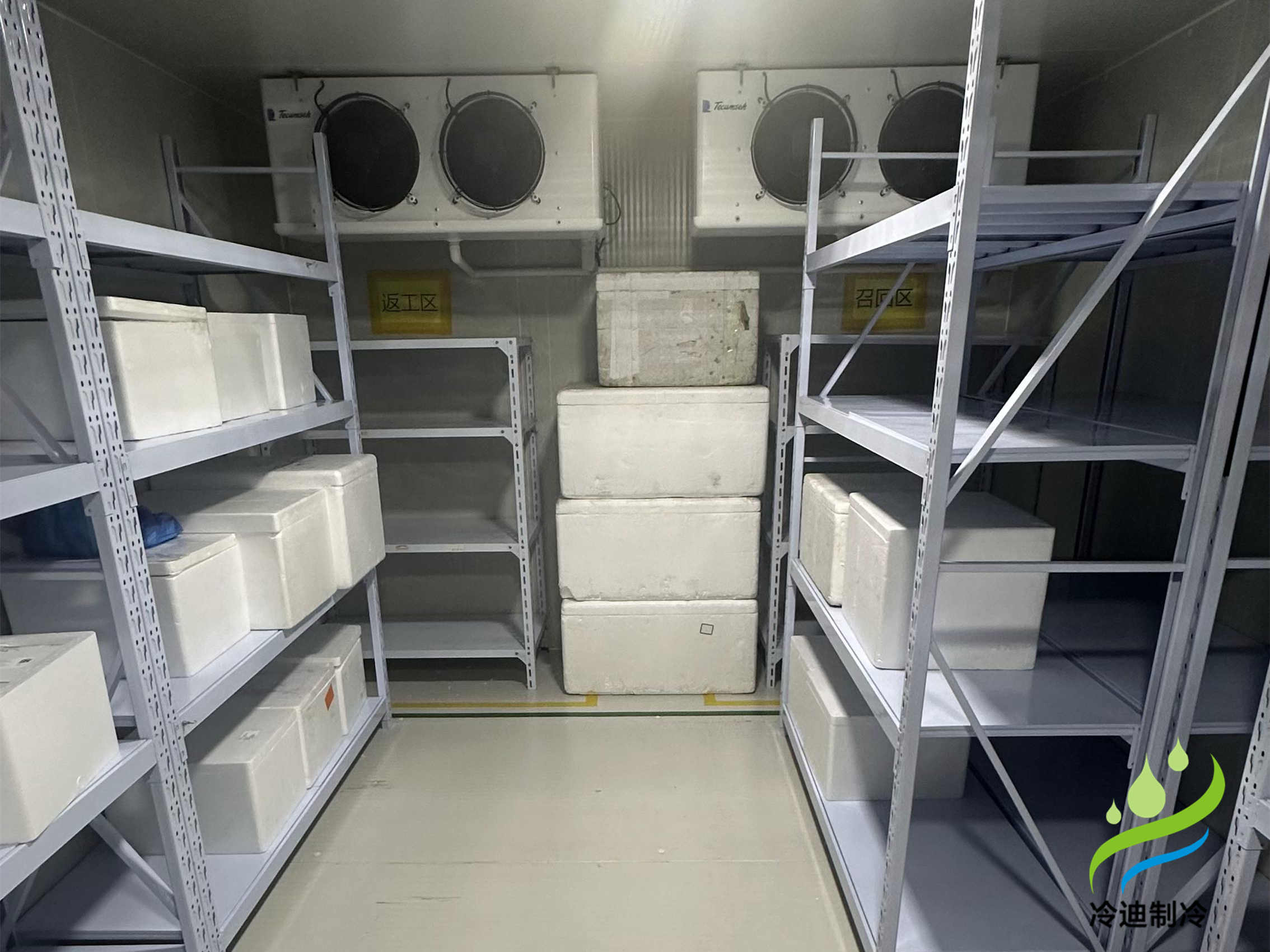 花3萬元可以建造20-30平方的果蔬保鮮冷庫，10-20平方的-18℃冷凍庫，10-30平方的食品恒溫冷庫，20立方標準醫藥冷庫。配置采用六面體設計，聚氨酯保溫板搭建庫體，內置吊頂式冷風機，搭配艾默生谷輪機組，新亞洲智能節能電控箱，手動半埋門，搭配風幕機，此類配置是比較常見，也是較為穩定的，小型冷庫可以訂制移動款，集裝箱或活動式，全國乃至國外均可發貨。